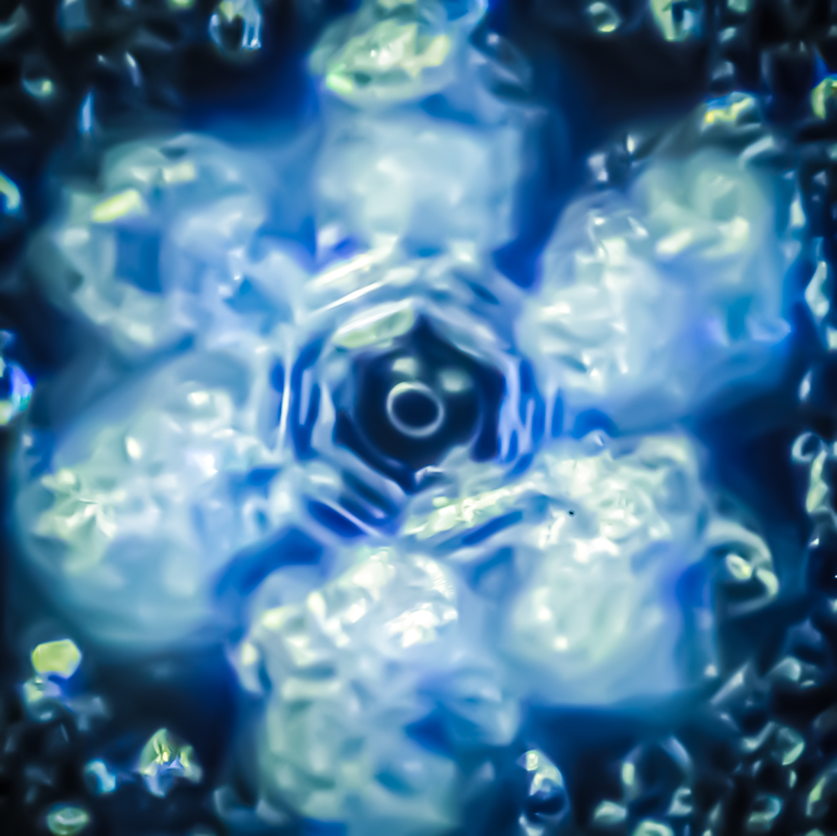 Photographie microscopique de cristal d'eau dans la tradition de Masaru Emoto. Cette image révèle comment l'eau répond aux intentions positives par des formes harmonieuses, démontrant sa mémoire vibratoire et sa sensibilité quantique.