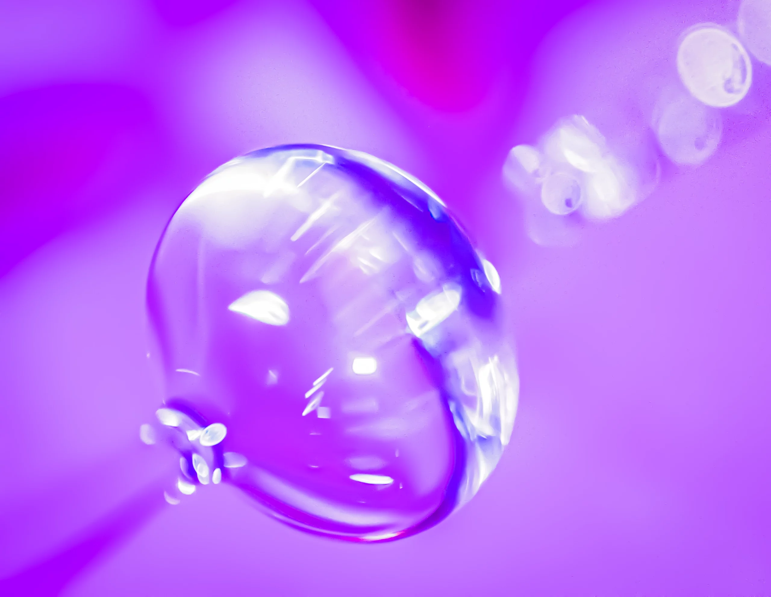 Chorégraphie liquide figée dans le temps. Photographie macro révélant la danse éphémère des gouttes d'eau en suspension. Beauté abstraite de l'élément aquatique.