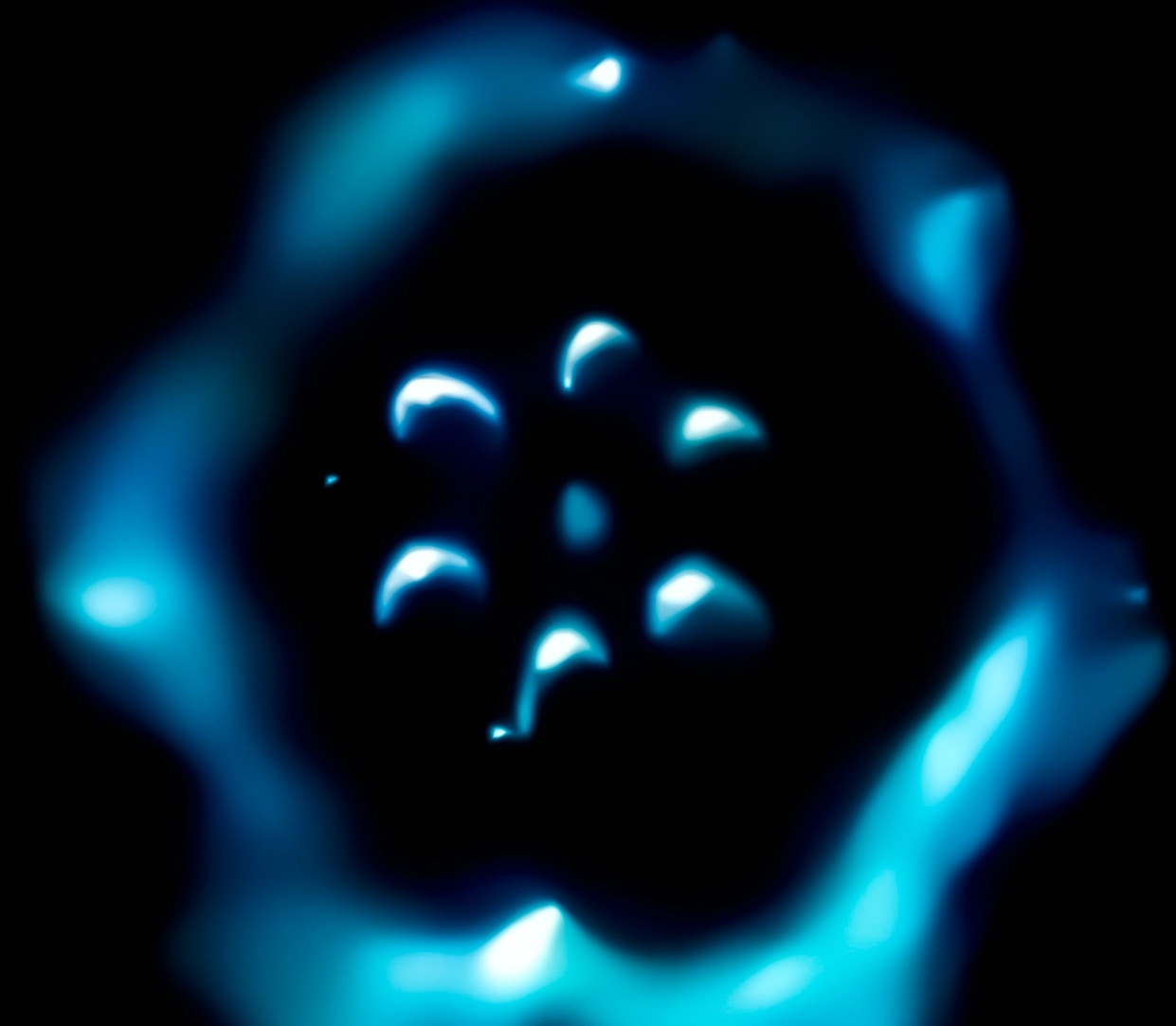 Formation cristalline d'eau illustrant la synchronicité entre pensée et matière. Les travaux de Marc Henry sur la physique quantique de l'eau et ceux de Masaru Emoto sur les cristaux convergent : l'eau est sensible aux intentions et conserve leur empreinte vibratoire.