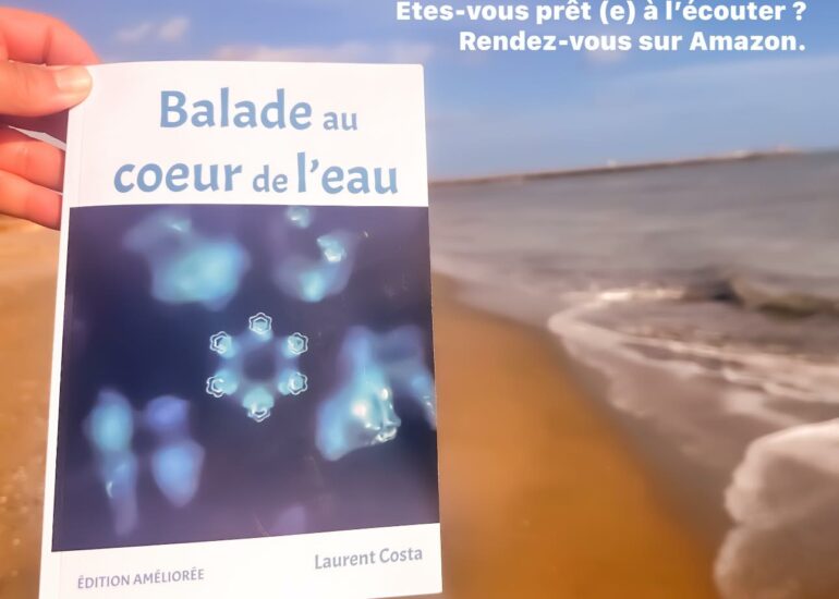 Livre Balade au coeur de l'eau Laurent Costa devant la plage